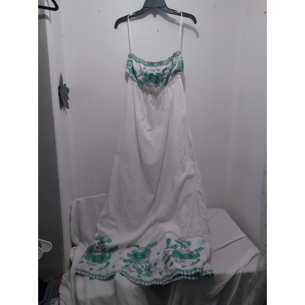 Sweet By Miss Me Medium White With Embroidery On Top And Bottom Of Sleeveless...